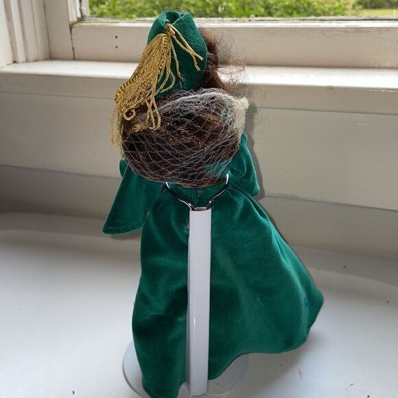 Vintage 1989 World Doll Scarlett O’Hara in green portieres dress doll on stand - Picture 4 of 7